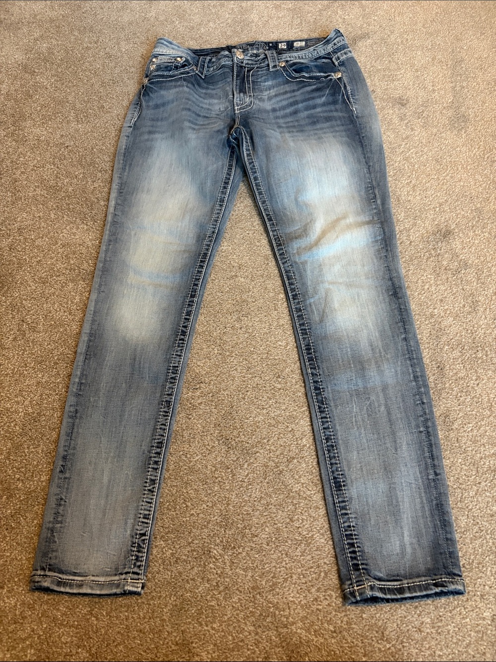 Miss Me Women's mid rise easy skinny Jeans in Light Blue Wash size 29